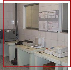 Laboratório equipado com modernos instrumentos para os mais diversos testes, resultando em um controle de qualidade em todos os estágios da produção.